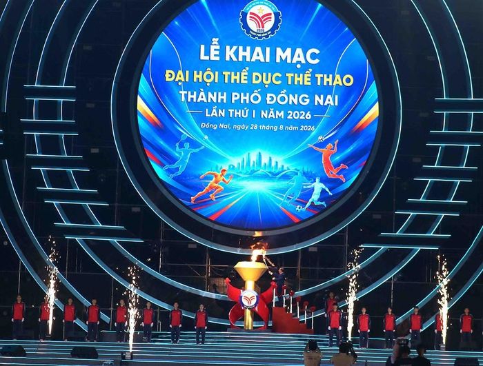 Đại diện Ban tổ chức thắp sáng đài lửa truyền thống