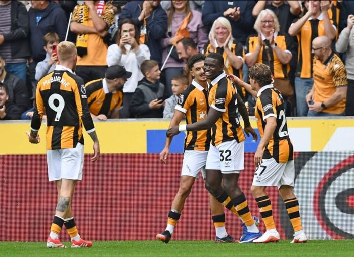 Hull tạo nên bất ngờ lớn khi đả bại Man United 2-0 ở vòng 1