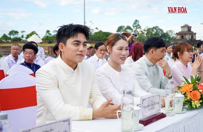 Ca sĩ MONO cùng bố mẹ tham dự chương trình. Ảnh: S.Thùy