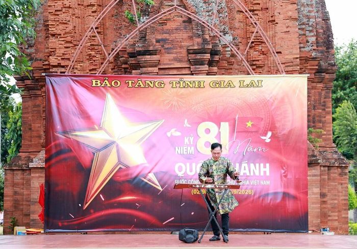 Tiết mục độc tấu đàn bầu “Một vòng Việt Nam” của nghệ sĩ Kim Vân, với âm vang lắng đọng, tôn vinh nét tinh hoa và thanh âm độc bản của nhạc cụ truyền thống
