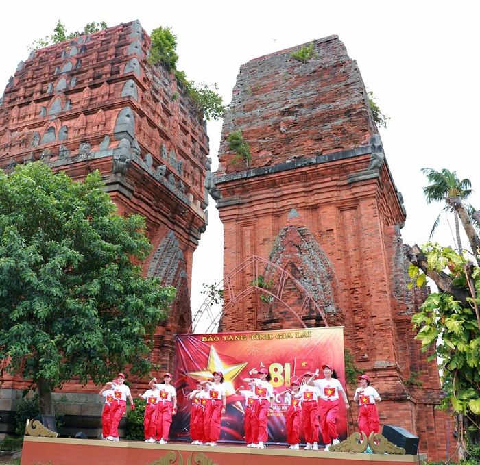 Các tiết mục dân vũ, đan xen hài hòa giữa vũ điệu tập thể trẻ trung, sôi động với những khoảnh khắc nhẹ nhàng, tha thiết