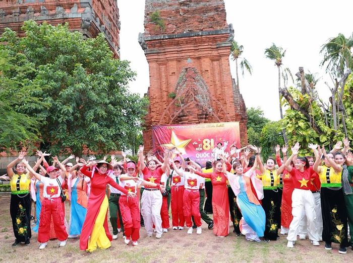Ca khúc “Việt Nam ơi” với sự trình bày của ca sĩ Chí Cường đã mang lại sự sôi động, nhộn nhịp cho chương trình