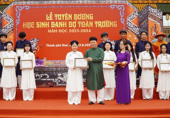 Chủ tịch UBND TP. Huế Lê Trí Thanh trao khen thưởng "Học sinh danh dự toàn trường" cho học sinh khối THPT. Ảnh: S.Thùy