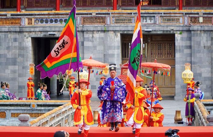 Các nghệ sĩ Nhà hát Nghệ thuật truyền thống Cung đình Huế trong chương trình tái hiện Lễ Truyền lô. Ảnh: S.Thùy