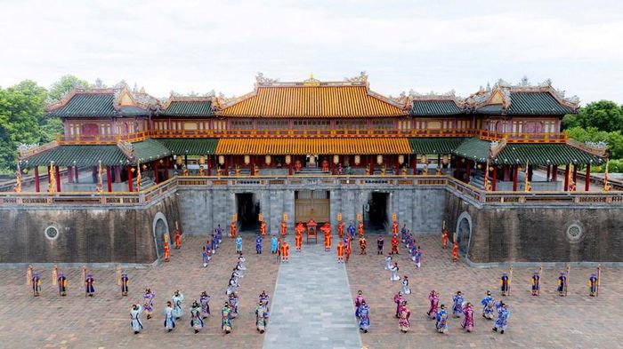 Chương trình sân khấu hóa tái hiện Lễ Truyền lô tại Ngọ Môn Huế. Ảnh: Đ.Hoàng