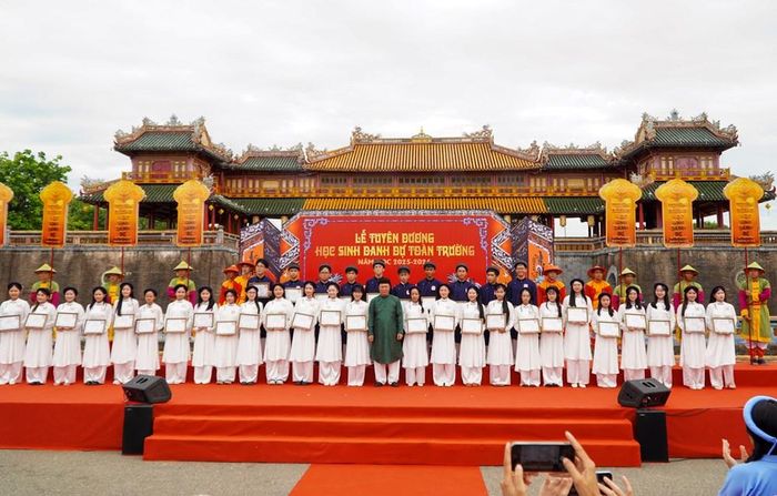 Lãnh đạo UBND TP. Huế trao khen thưởng, tuyên dương "Học sinh danh dự toàn trường" năm học 2025 - 2026. Ảnh: S.Thùy