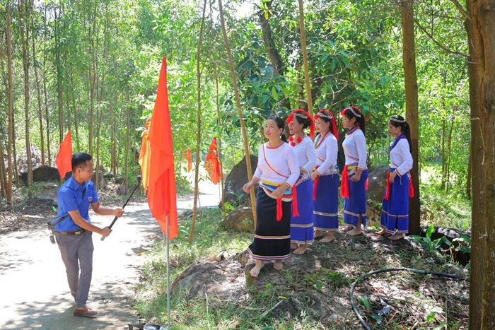 Đồng bào Co ở Thanh Bồng tự tay ghi lại những hình ảnh về quê hương để tham gia cuộc thi “Thanh Bồng qua ống kính số”