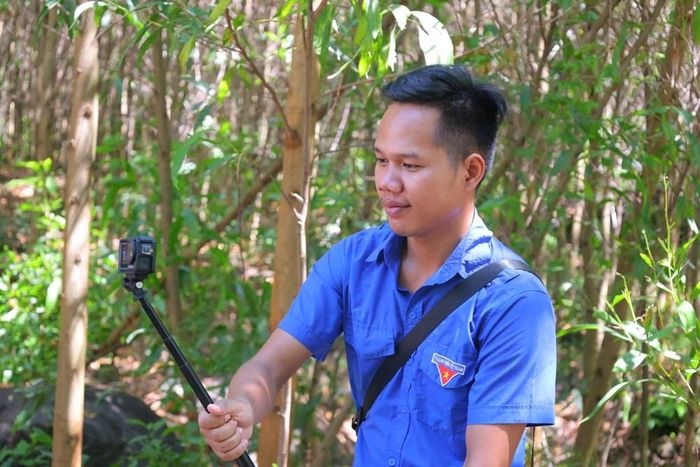 Anh Hồ Văn Khải, Bí thư Chi đoàn thôn Trà Hiệp đang thực hiện các cảnh quay
