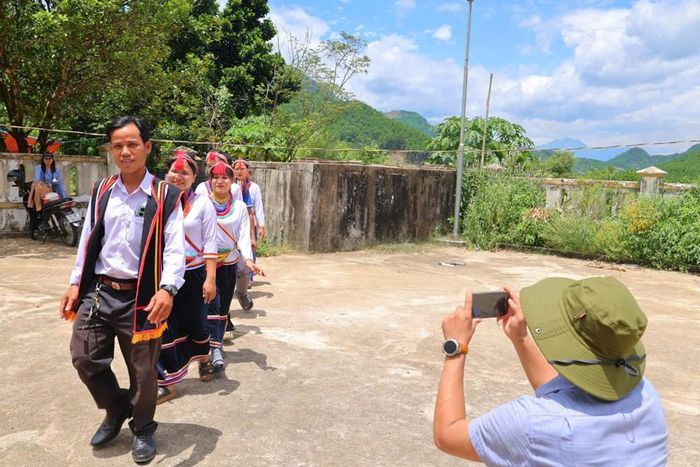 Người dân thôn Tà Kút trực tiếp thực hiện các cảnh quay cho video dự thi “Thanh Bồng qua ống kính số”