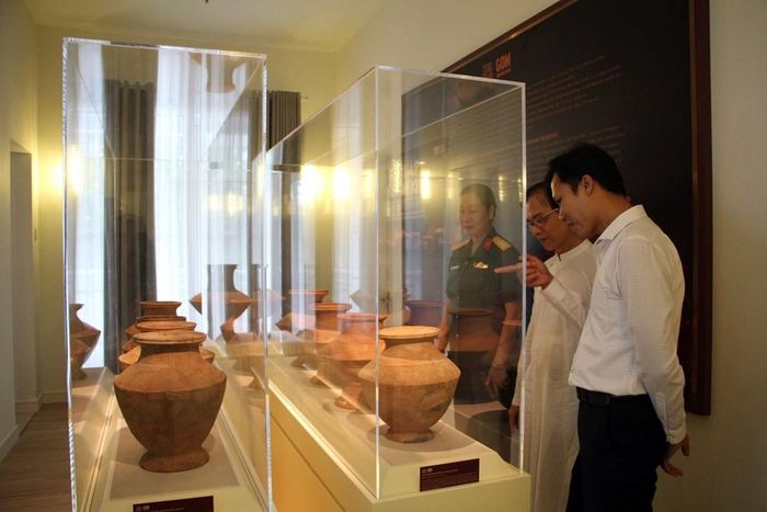 Các chuyên gia tham quan hiện vật. Ảnh: Thùy Trang