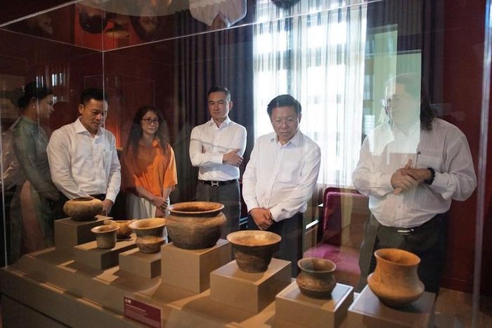 Ủy viên Trung ương Đảng, Phó Trưởng ban Tuyên giáo Trung ương Trần Thanh Lâm và các đại biểu tham quan hiện vật. Ảnh: Tiên Nguyễn