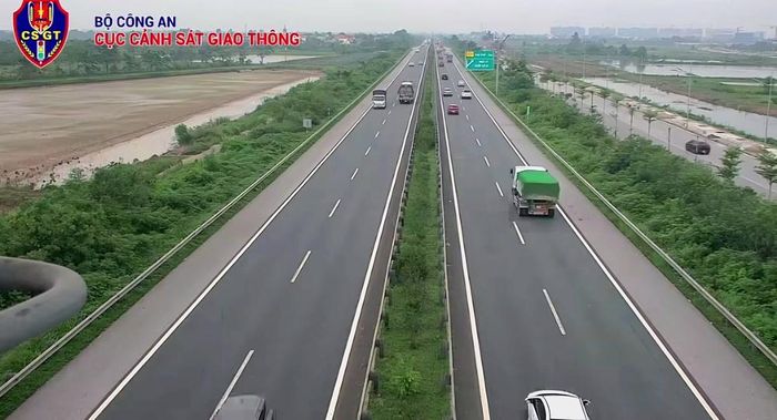 Đa số tài xế chấp hành tốt quy định về giữ khoảng cách an toàn với xe chạy liền trước trên cao tốc Pháp Vân - Cầu Giẽ. Ảnh: Cục CSGT