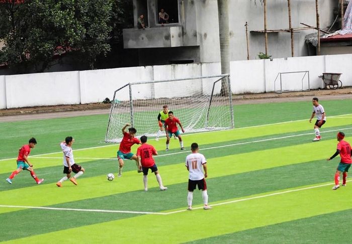 Ngay sau lễ khai mạc, trận đấu đầu tiên giữa đội tuyển phường Mộc Sơn và xã Chiềng Sơn
