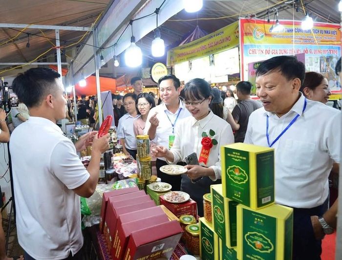 Tại hội chợ, người dân, du khách có dịp tham quan các gian hàng và trải nghiệm sản phẩm tiêu biểu