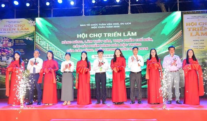 Các đại biểu thực hiện nghi thức khai mạc hội chợ