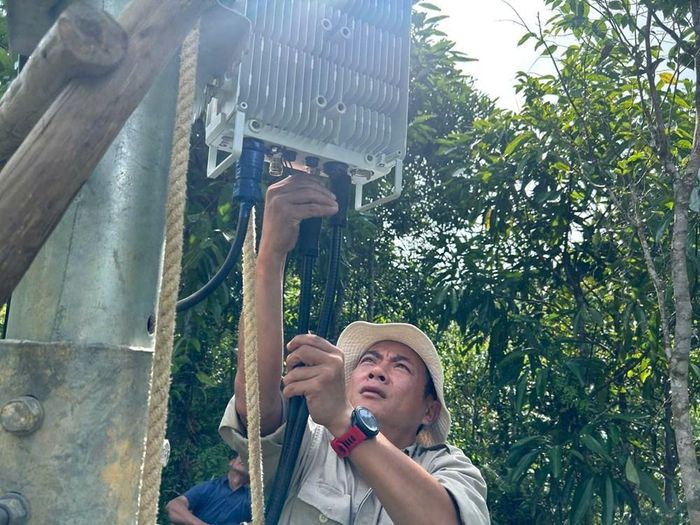 Lắp đặt hệ thống phát sóng viễn thông tại thôn A’ur. Ảnh:Briu Quân
