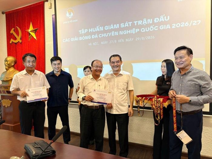 Đại diện VFF và VPF trao giấy chứng nhận cho các giám sát hoàn thành chương trình tập huấn