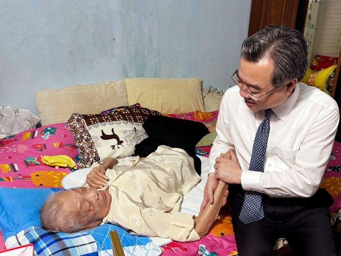 Ủy viên Bộ Chính trị, Bí thư Trung ương Đảng, Trưởng Ban Chính sách, chiến lược Trung ương Nguyễn Thanh Nghị thăm hỏi sức khỏe đảng viên lão thành Huỳnh Thị Cạnh ở tổ dân phố 5, phường Quy Nhơn