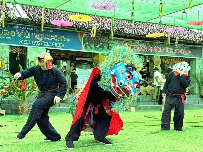 Múa sư tử mèo của dân tộc Nùng đến từ xóm Ngọc Chung, xã Trùng Khánh, tỉnh Cao Bằng tại chợ phiên