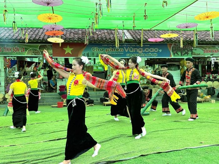 Chương trình dân ca dân vũ do đồng bào các dân tộc biểu diễn tại chợ phiên