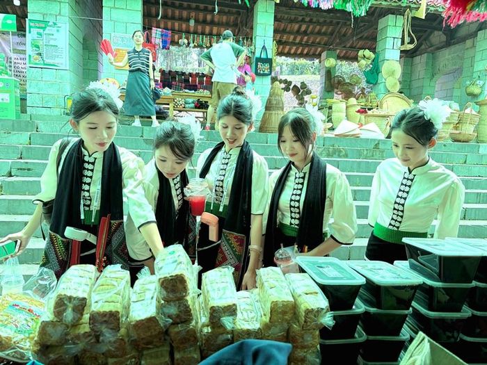 Đồng bào các dân tộc và khách du lịch đi chơi chợ, mua sắm tại chợ phiên