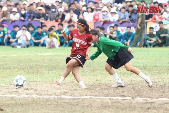 Những pha tranh bóng kịch tính, mãn nhãn của cầu thủ hai đội