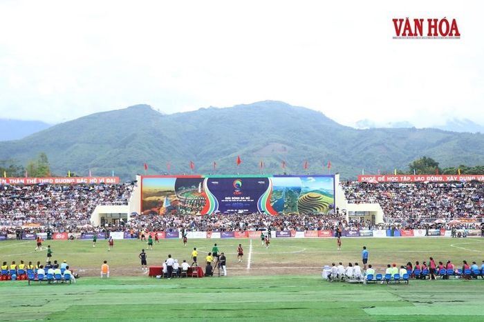 Toàn cảnh giải bóng đá nữ các dân tộc thiểu số Việt Nam diễn ra ở sân Nghĩa Lộ (Lào Cai)
