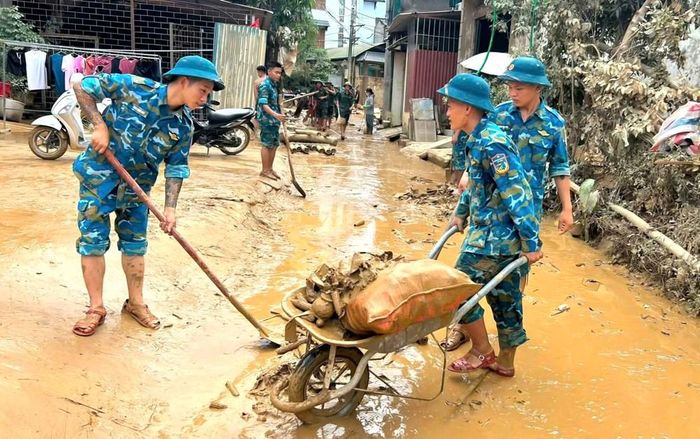 Bùn đất, rác thải được bộ đội thu gom, vận chuyển khỏi đường dân sinh