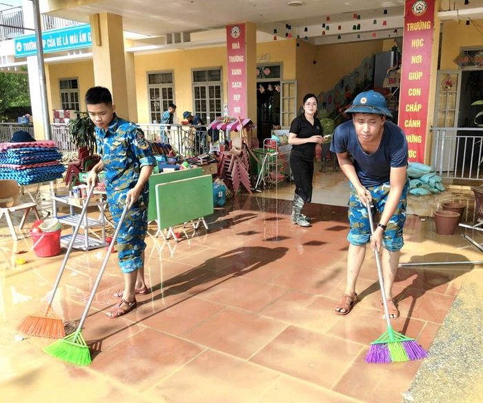Bộ đội cùng các lực lượng dọn dẹp, vệ sinh tại trường học