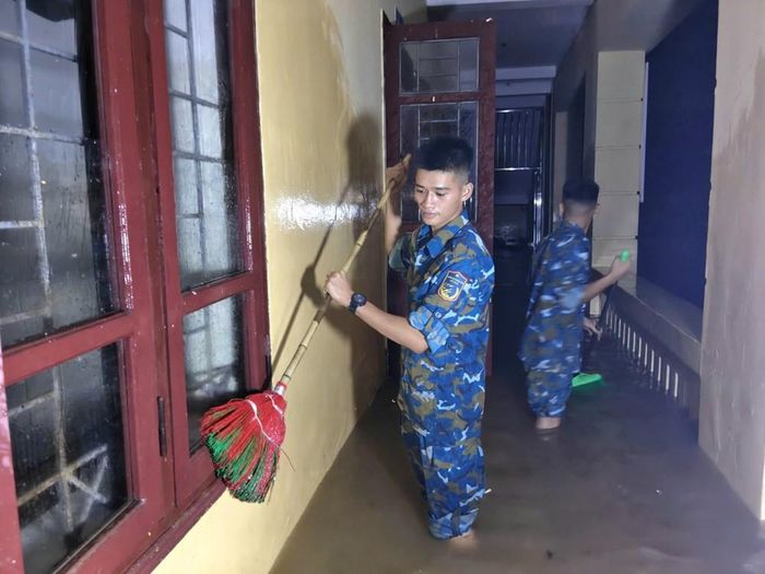 Bộ đội lau dọn bùn bên trong lớp học