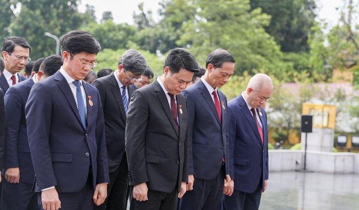 Đoàn lãnh đạo thành phố Hải Phòng tưởng nhớ Chủ tịch Hồ Chí Minh