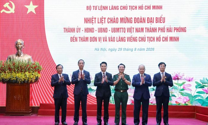 Đoàn lãnh đạo TP Hải Phòng đến thăm cán bộ, chiến sĩ Bộ Tư lệnh Lăng Chủ tịch