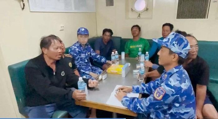 Lực lượng Cảnh sát biển Việt Nam động viên ngư dân gặp nạn được cứu vớt, đưa lên Tàu 472