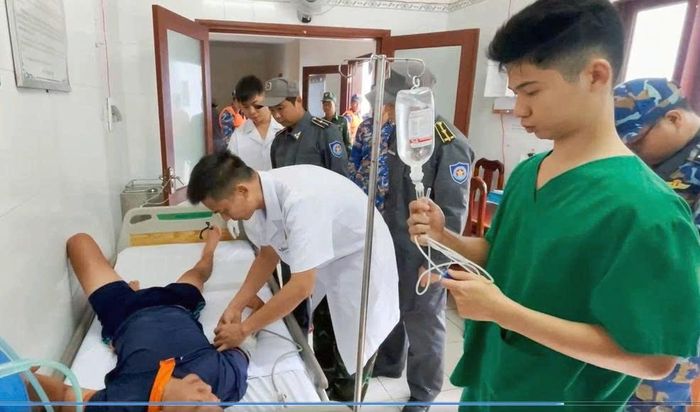 Thăm khám sức khỏe cho các ngư dân gặp nạn
