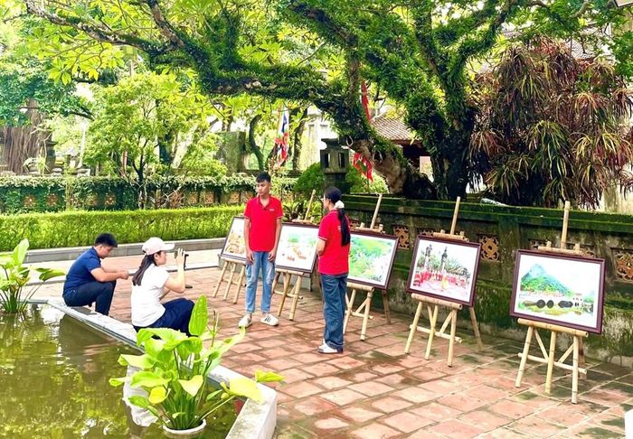 Nhiều bạn trẻ thích thú, tìm hiểu và chụp ảnh lưu niệm tại triển lãm