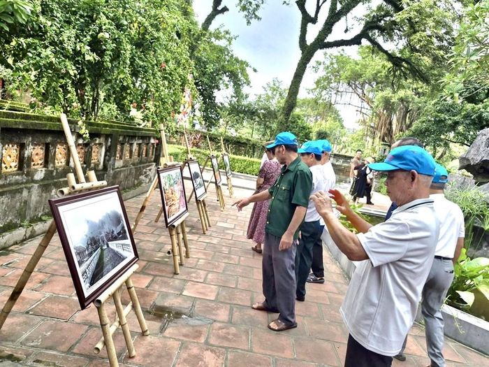 Triển lãm ảnh giúp người xem hiểu rõ hơn về từng công trình, nghi lễ và cảnh quan của Cố đô Hoa Lư