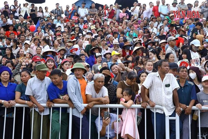 Khắp các khán đài ngập tràn sắc màu văn hóa và tình yêu bóng đá