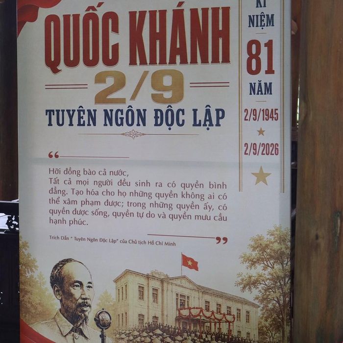 Tấm pano khổ lớn trích dẫn "Tuyên ngôn Độc lập" của Chủ tịch Hồ Chí Minh được đặt tại sảnh đón khách của Thung Nham gây ấn tượng với du khách