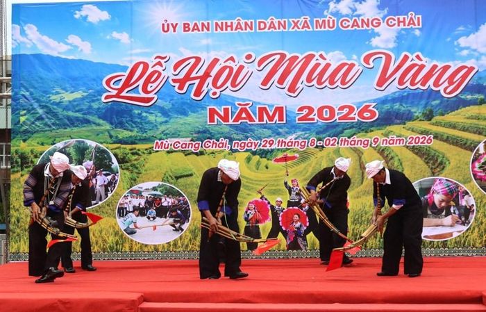 Các đội tranh tài ở các nội dung múa khèn đơn, khèn đôi và múa khèn tập thể