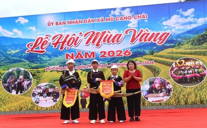 Ban tổ chức trao giải cho các đội tham gia hội thi múa khèn