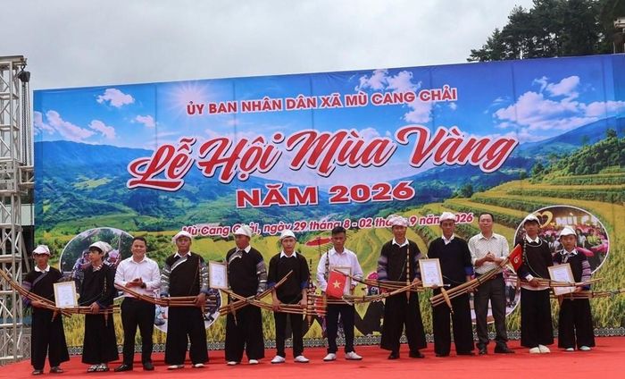 Ban tổ chức trao giải cho các đội tham gia hội thi múa khèn