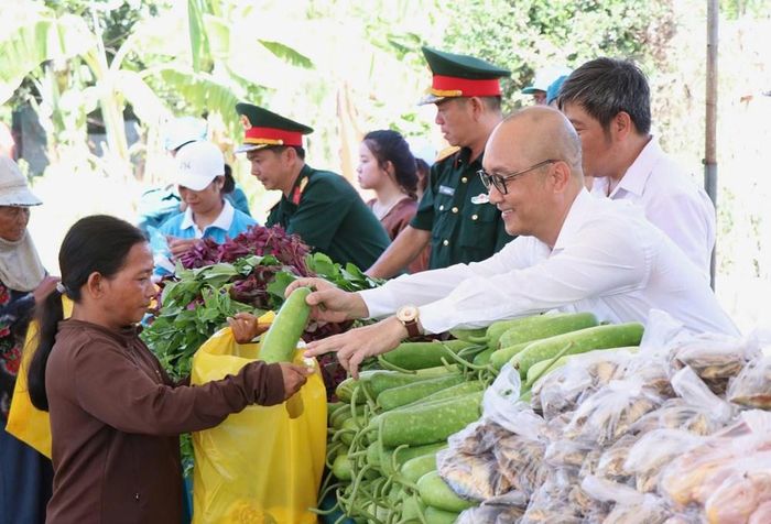Lãnh đạo phường Ba Ngòi trao rau xanh, thực phẩm cho người dân trong chương trình "Phiên chợ 0 đồng"