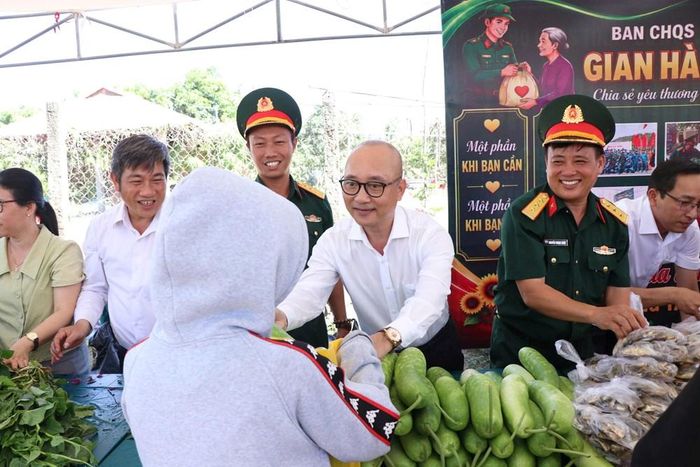 Những phần quà trao đi là sự sẻ chia nghĩa tình