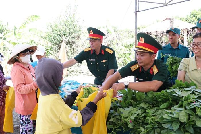 Cán bộ Ban CHQS phường Ba Ngòi tặng quà cho người dân tại "Phiên chợ 0 đồng"
