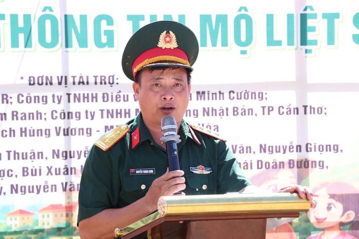 Thượng tá Nguyễn Thành Chơn, Chỉ huy trưởng Ban CHQS phường Ba Ngòi phát biểu tại "Phiên chợ 0 đồng"
