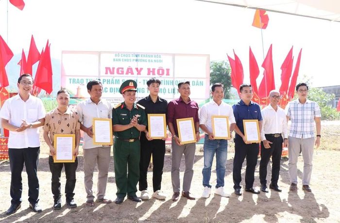 Phường Ba Ngòi trao tặng thư tri ân các nhà hảo tâm