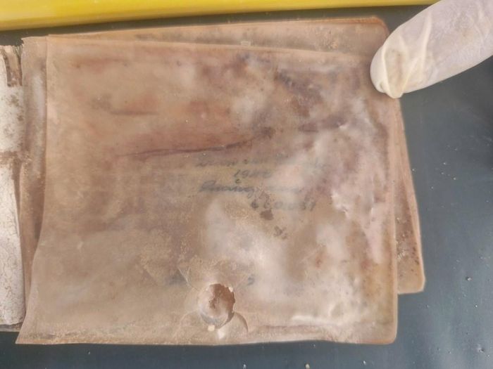 Giấy tờ trong chiếc ví ghi tên Trần Văn Thanh, sinh năm 1948, quê quán Quảng Nam