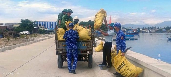 Cán bộ, chiến sĩ Hải đội 23 phối hợp cùng địa phương thu gom 2 tấn rác thải
