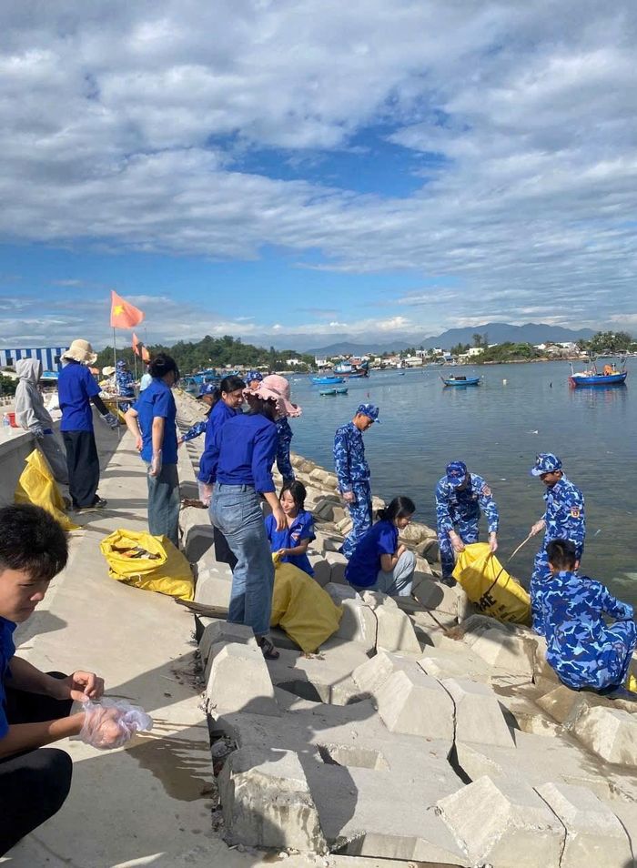 Hải đội 23 chung tay bảo vệ môi trường biển