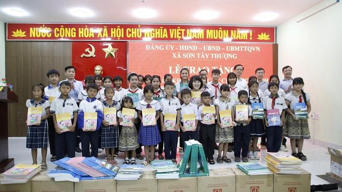 Những bộ sách giáo khoa được huy động, trao tặng học sinh trên địa bàn xã Sơn Tây Thượng